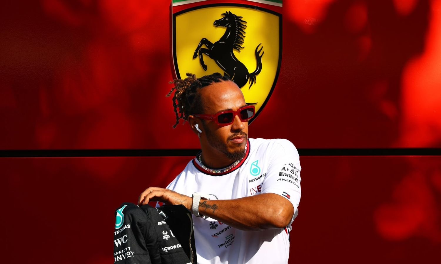 Lewis Hamilton, piloto de Mercedes, delante del garaje de Ferrari